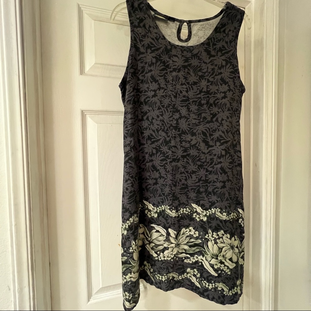 Tommy Bahama 100% silk tropical print dress. Sleeveless. Size medium. Blue